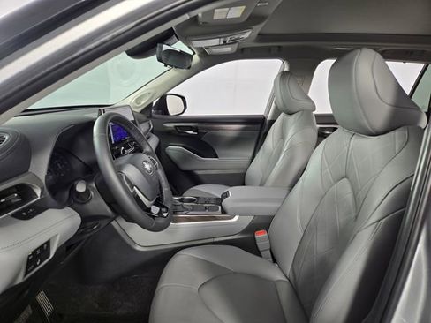 Used 2024 Toyota Highlander Platinum image 15