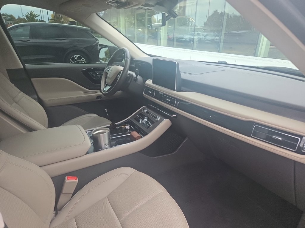 Used 2023 Lincoln Aviator Reserve w/ Equipment Group 201A AWD/4WD image 2