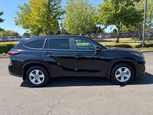 Used 2024 Toyota Highlander LE AWD/4WD image 9