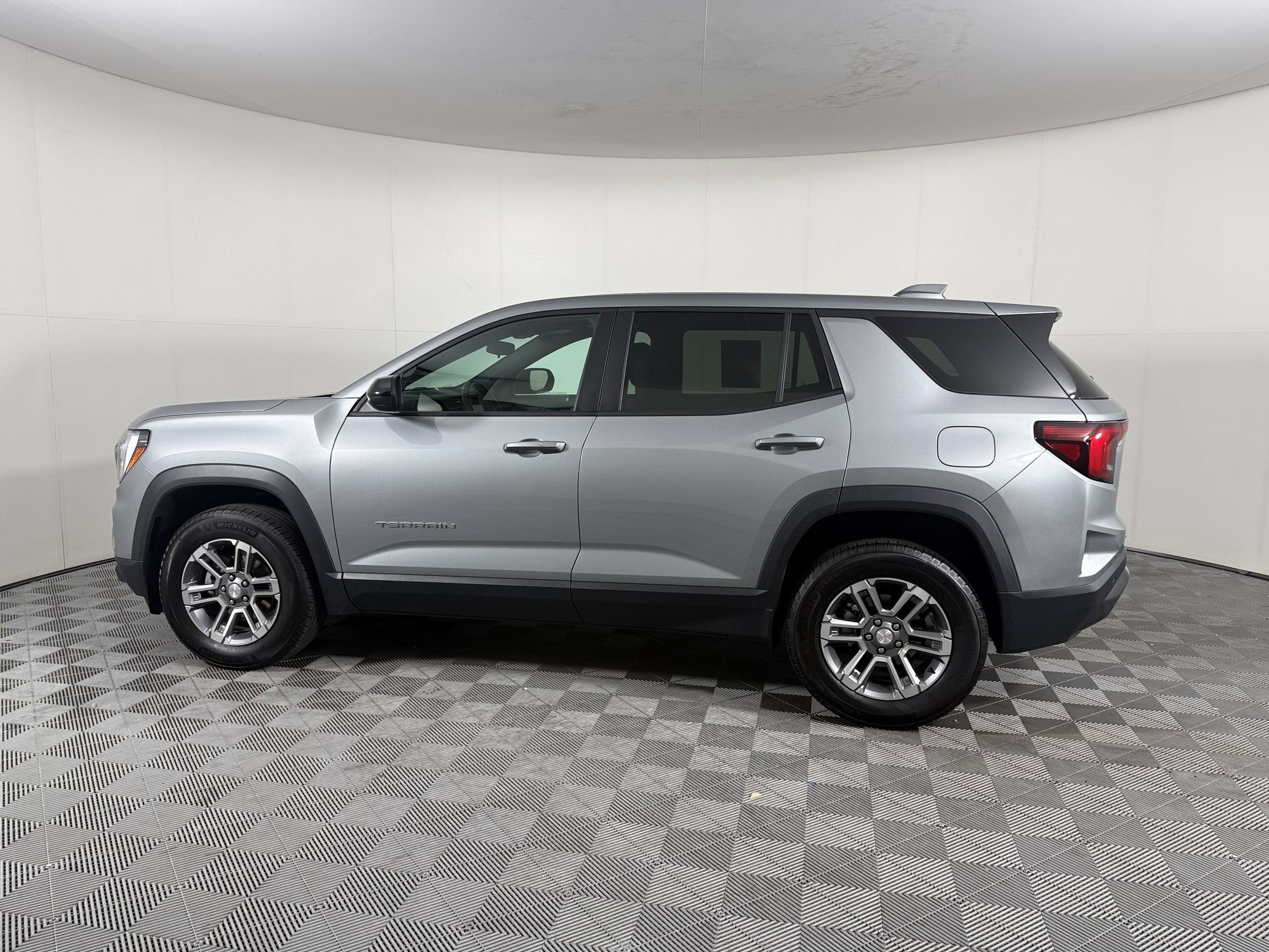 Used 2025 GMC Terrain Elevation AWD/4WD image 2