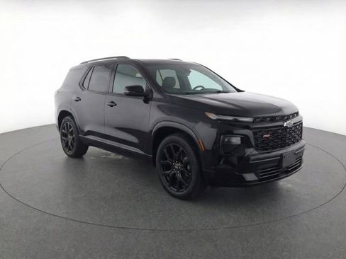 Used 2025 Chevrolet Traverse RS image 2