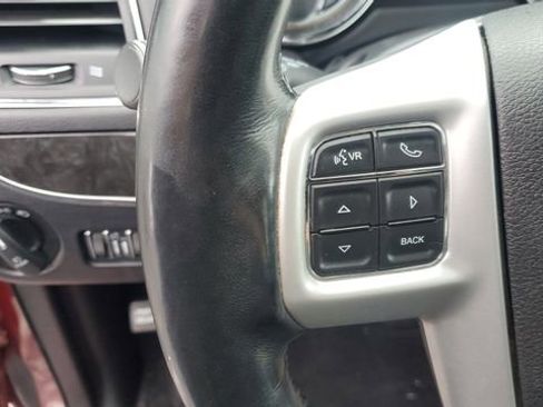 Used 2016 Chrysler Town & Country Touring-L image 11