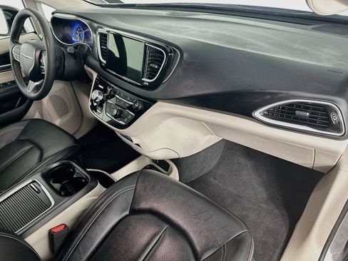 Used 2024 Chrysler Pacifica Touring-L FWD image 29