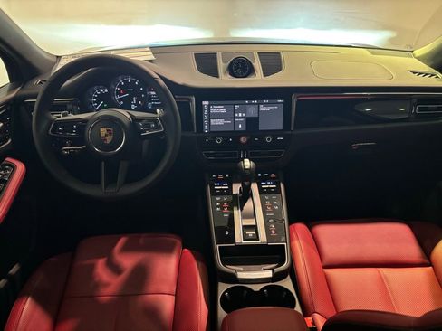 Certified 2025 Porsche Macan image 6