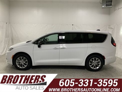 Used 2024 Chrysler Pacifica Touring-L image 1