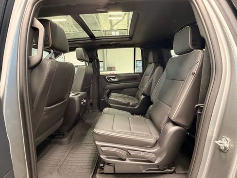 Used 2023 GMC Yukon XL SLT w/ SLT Premium Package image 19