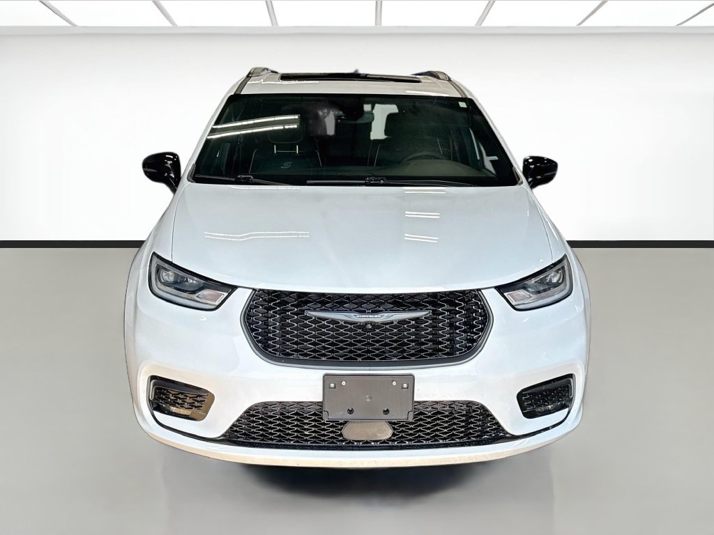 Used 2025 Chrysler Pacifica Limited FWD image 2