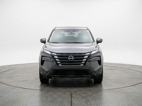 Used 2025 Nissan Rogue SV image 2