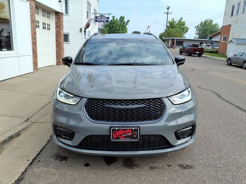 Used 2025 Chrysler Pacifica Limited AWD/4WD image 3