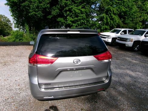 Used 2011 Toyota Sienna LE FWD image 22