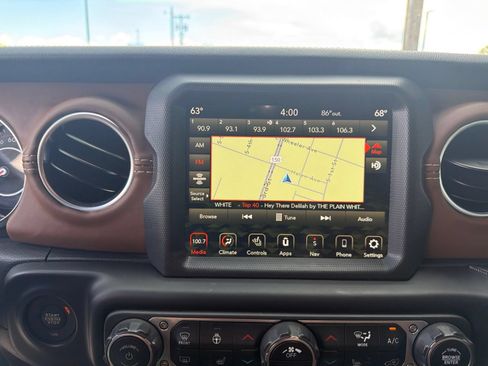 Used 2022 Jeep Wrangler Unlimited Rubicon w/ Cold Weather Group AWD/4WD image 17