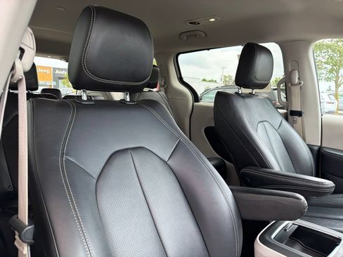 Used 2024 Chrysler Pacifica Touring-L FWD image 28