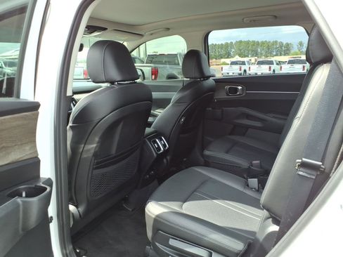 Used 2022 Kia Sorento EX w/ Panoramic Sunroof Package image 24