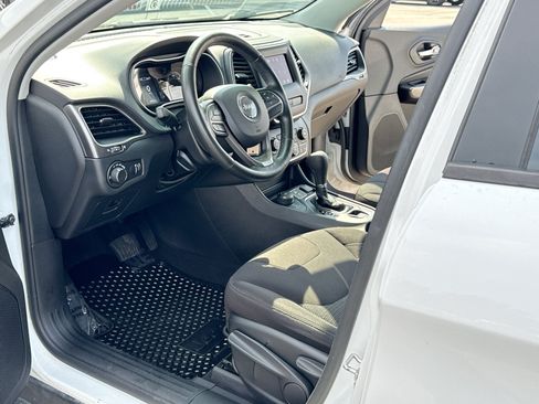 Used 2020 Jeep Cherokee Latitude w/ Cold Weather Group AWD/4WD image 11
