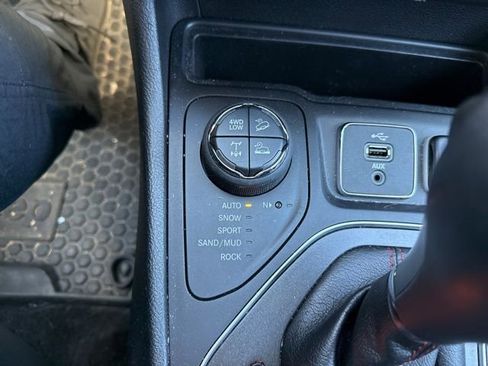 Used 2019 Jeep Cherokee Trailhawk w/ Comfort/Convenience Group image 15