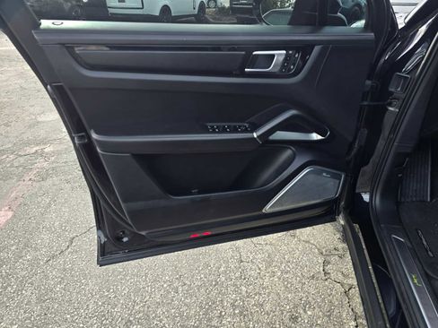 Used 2021 Porsche Cayenne Turbo S image 31