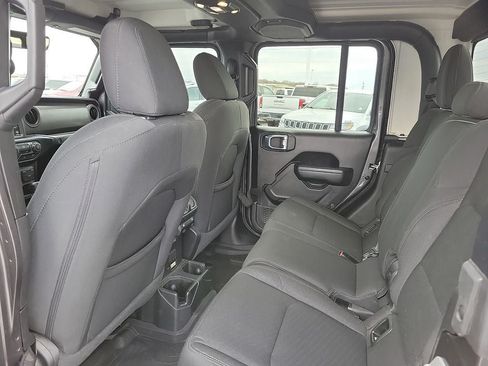 Used 2022 Jeep Gladiator Sport AWD/4WD image 9