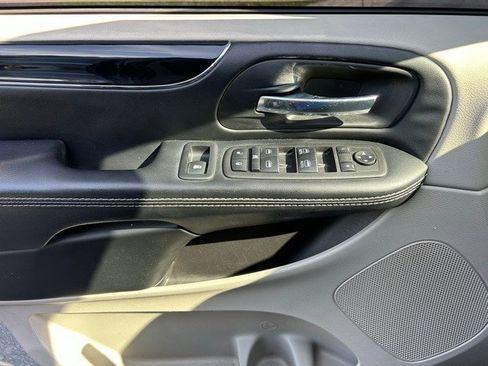 Used 2019 Dodge Grand Caravan SXT image 12