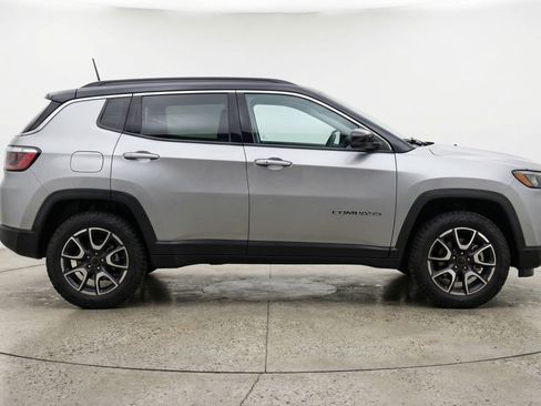 Used 2025 Jeep Compass Trailhawk w/ Trailer Tow Group AWD/4WD image 11