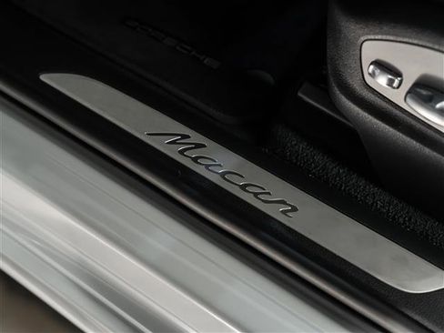 Used 2025 Porsche Macan image 24