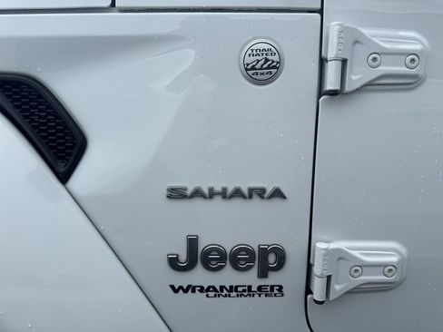 Used 2019 Jeep Wrangler Unlimited Sahara AWD/4WD image 11