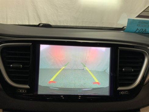 Used 2024 Chrysler Pacifica Touring-L FWD image 37
