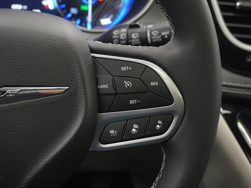 Used 2022 Chrysler Pacifica Touring-L AWD/4WD image 36