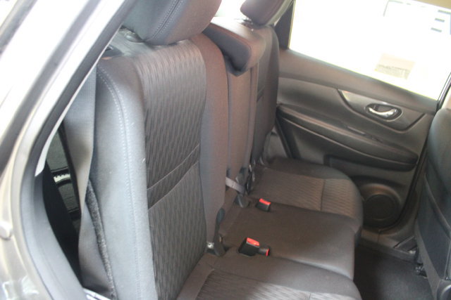 Used 2018 Nissan Rogue SV AWD/4WD image 9