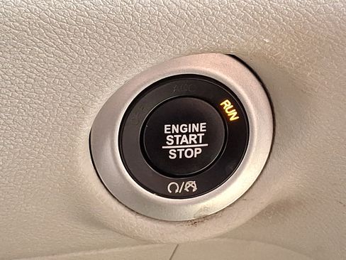 Used 2023 Chrysler Pacifica Touring-L FWD image 22