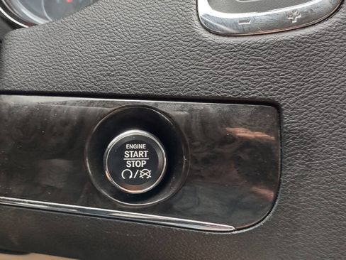 Used 2015 Chrysler Town & Country Touring w/ Driver Convenience Group image 19