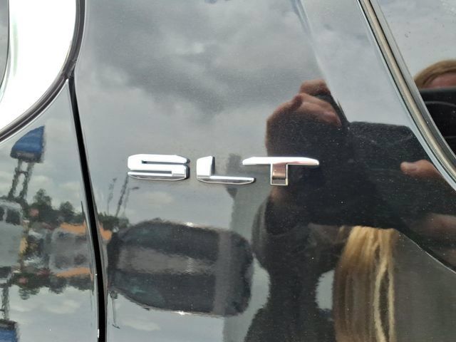 Used 2021 GMC Acadia SLT w/ Technology Package FWD image 19