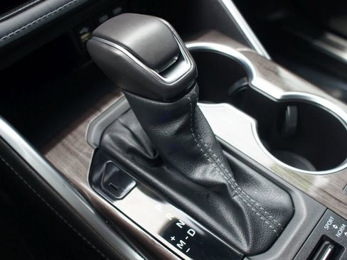 Used 2024 Toyota Highlander Platinum image 12