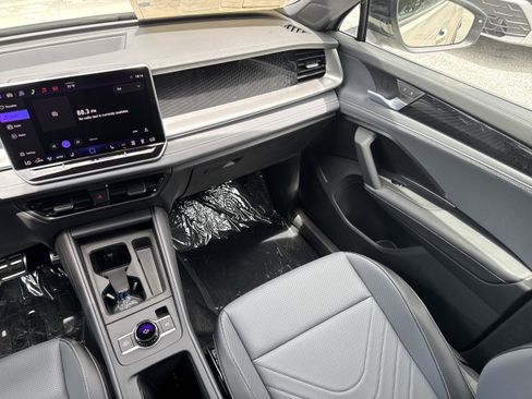 New 2026 Volkswagen Tiguan SE R-Line FWD image 15