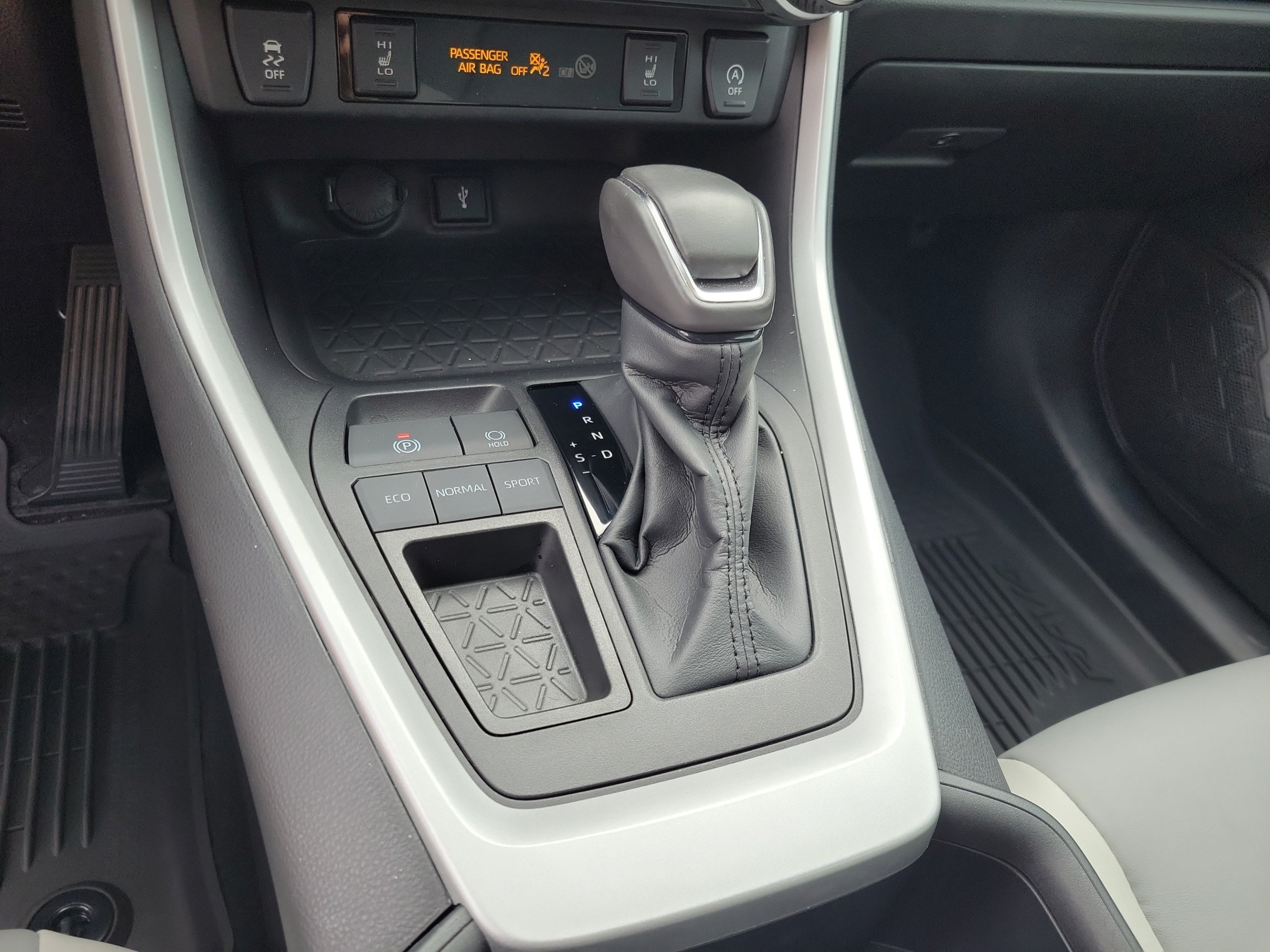 Used 2022 Toyota RAV4 XLE Premium FWD image 16