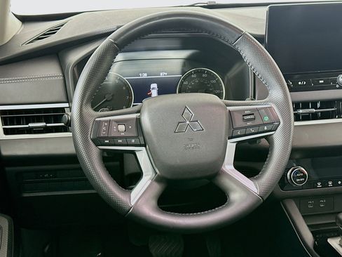 Used 2025 Mitsubishi Outlander SE FWD image 17