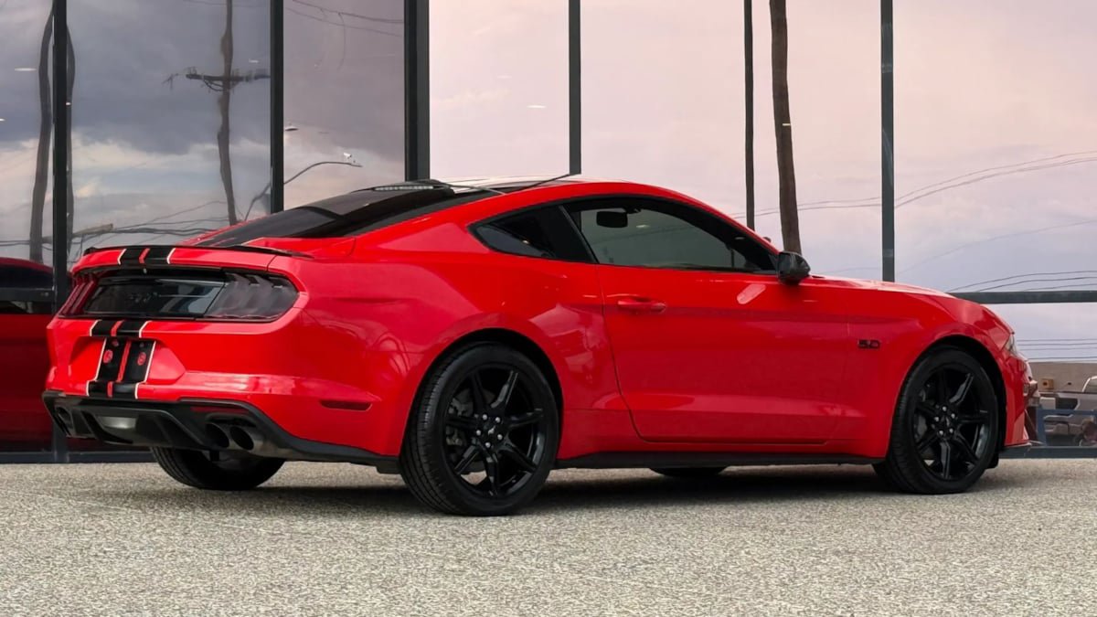 Used 2018 Ford Mustang GT w/ Black Accent Pkg RWD image 12