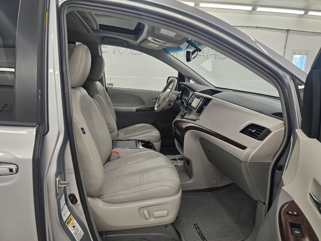Used 2014 Toyota Sienna XLE AWD/4WD image 23