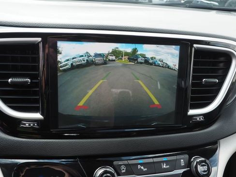Used 2024 Chrysler Pacifica Touring-L FWD image 25