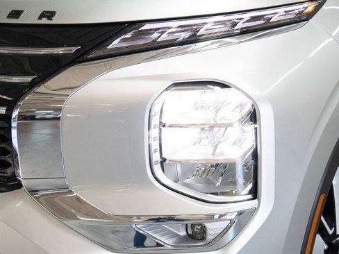 New 2025 Mitsubishi Outlander SE image 2