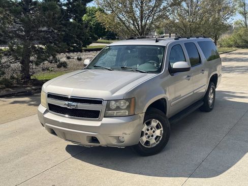 Used 2007 Chevrolet Suburban LT w/ LT Preferred Equipment Group AWD/4WD image 1