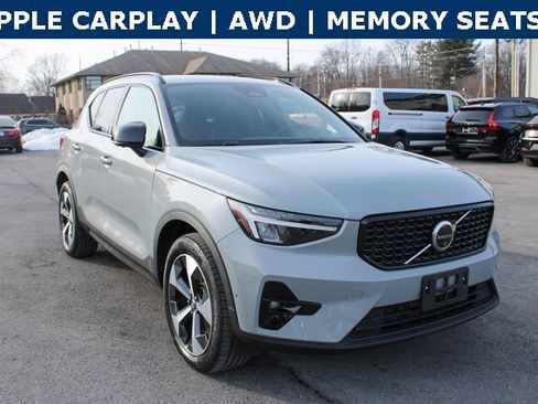Used 2025 Volvo XC40 B5 Plus image 2