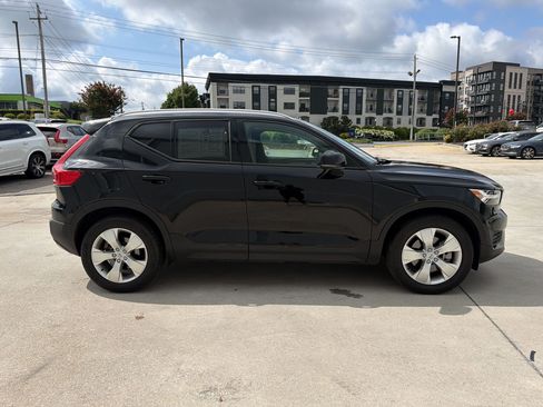 Used 2020 Volvo XC40 T4 Momentum FWD image 8