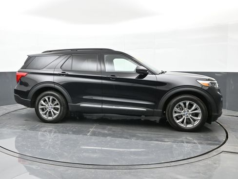 Used 2023 Ford Explorer XLT w/ Equipment Group 202A image 9