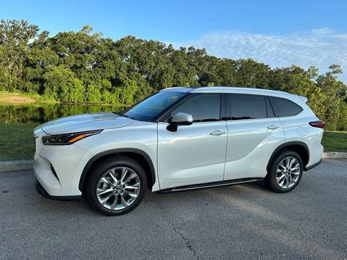 Used 2023 Toyota Highlander Limited FWD image 2