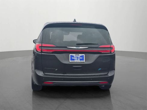 Used 2022 Chrysler Pacifica Limited w/ Uconnect Theater Family Group image 5