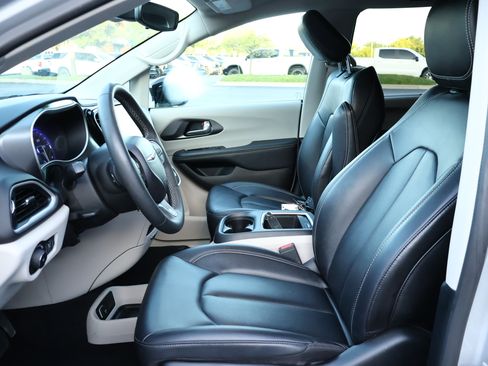 Used 2024 Chrysler Pacifica Touring-L FWD image 11