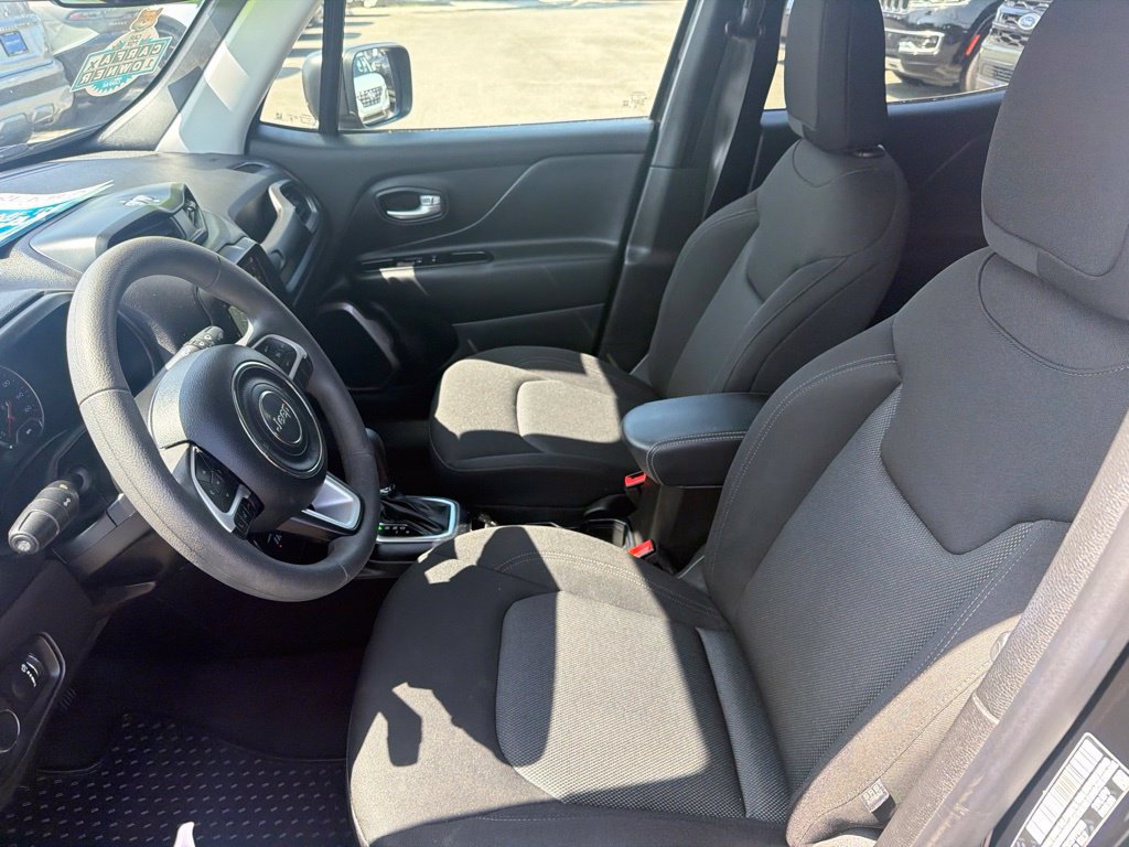 Used 2023 Jeep Renegade Latitude AWD/4WD image 10