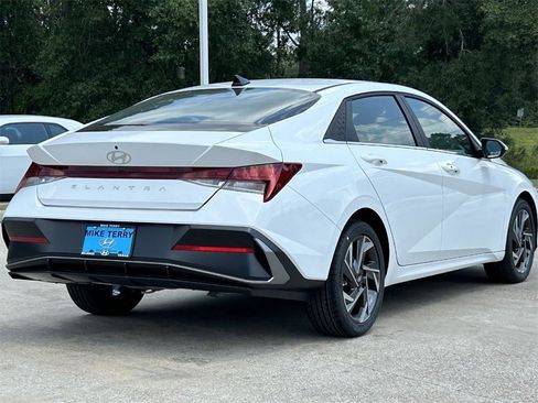 Used 2024 Hyundai Elantra SEL w/ Convenience Package image 14