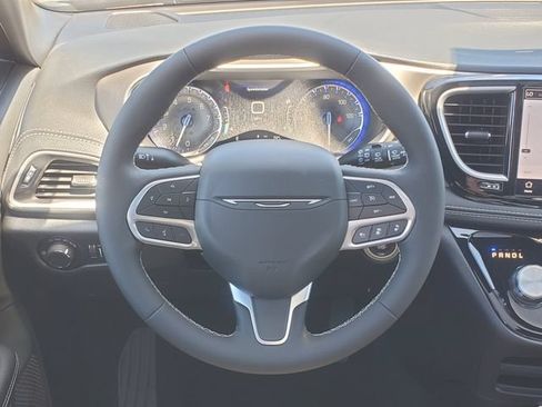 New 2027 Chrysler Pacifica Select AWD/4WD image 18