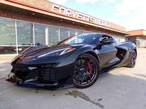 Used 2024 Chevrolet Corvette Z06 w/ Z07 Performance Package RWD image 2
